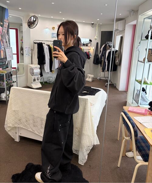 ITZAVIBE（イッザバイブ）の「LOW-RISE FLOWER EMBROIDERY PANTS（その他パンツ・レディース・その他・MEDIUM/LARGE）」の3枚目の写真