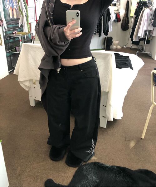 ITZAVIBE（イッザバイブ）の「LOW-RISE FLOWER EMBROIDERY PANTS（その他パンツ・レディース・その他・MEDIUM/LARGE）」の5枚目の写真
