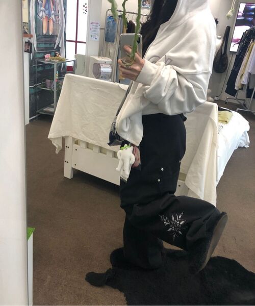 ITZAVIBE（イッザバイブ）の「LOW-RISE FLOWER EMBROIDERY PANTS（その他パンツ・レディース・その他・MEDIUM/LARGE）」の6枚目の写真