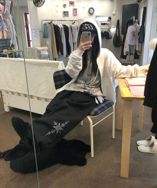 ITZAVIBE（イッザバイブ）の「LOW-RISE FLOWER EMBROIDERY PANTS（その他パンツ・レディース・その他・MEDIUM/LARGE）」の7枚目の写真