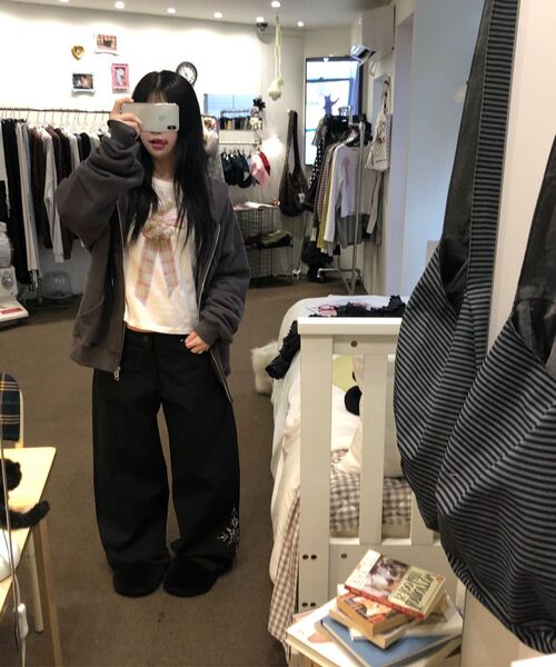 ITZAVIBE（イッザバイブ）の「LOW-RISE FLOWER EMBROIDERY PANTS（その他パンツ・レディース・その他・MEDIUM/LARGE）」の20枚目の写真