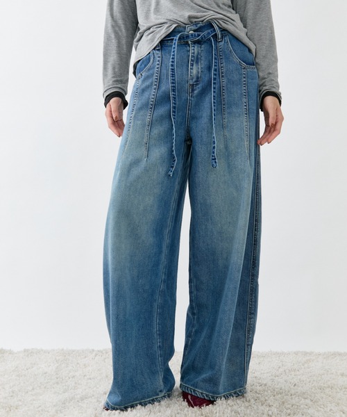 DRWCYS(ドロシーズ)の「ドロストワイドデニムパンツ(デニムパンツ・レディース・ブルー・MEDIUM/LARGE)」の2枚目の写真