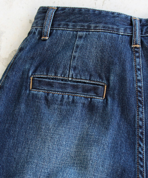 BEAUTY&YOUTH UNITED ARROWS（ビューティーアンドユースユナイテッドアローズ）の「【WEB限定】by ※∴デニムタックワイドパンツ о（デニムパンツ・レディース・ネイビー/コバルトブルー・LARGE/MEDIUM/SMALL）」の4枚目の写真