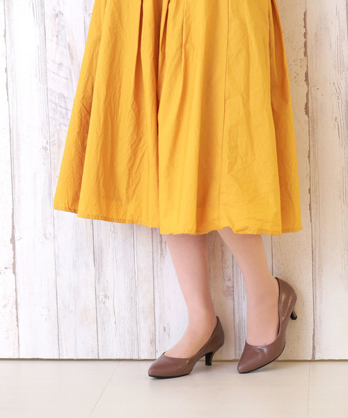 menue(メヌエ)の「ポインテッドトゥ ミドルヒールパンプス(パンプス・レディース・レモンイエロー/ガンメタ/ブラック/グレイッシュベージュ/ピンク/ネイビー/キャメル/パイソン/ブルー系その他/マスタード/ゴールド/ライトブルー/レッド/グレー/ブラック系その他2/ブラック系その他/サーモンピンク/テラコッタ/オリーブ/ピンクベージュ/アイボリー/モスグリーン/ホワイト/その他/ライトグレー/グレー系その他/レッド系その他/ラベンダー/ブラウン系その他/ピンク系その他3/グレー系その他2/ピンク系その他/グリーン系その他/ピンク系その他2/マジェンタ/シルバー/グレー系その他5/ホワイト系その他/グレー系その他4/ブラック系その他3/グレー系その他3/ブラック系その他4/グレー系その他6/レッド系/ベージュ系その他2・24.5cm/24.0cm/22.5cm/25.5cm/26.0cm/25.0cm/23.0cm/23.5cm/22.0cm/21.5cm/21.0cm)」の17枚目の写真