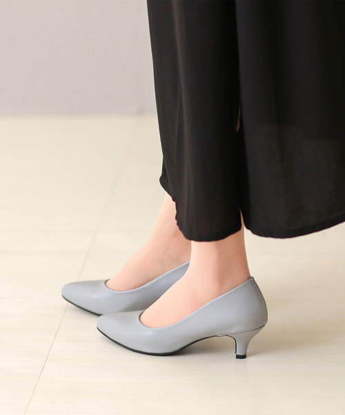 menue(メヌエ)の「ポインテッドトゥ ミドルヒールパンプス(パンプス・レディース・レモンイエロー/ガンメタ/ブラック/グレイッシュベージュ/ピンク/ネイビー/キャメル/パイソン/ブルー系その他/マスタード/ゴールド/ライトブルー/レッド/グレー/ブラック系その他2/ブラック系その他/サーモンピンク/テラコッタ/オリーブ/ピンクベージュ/アイボリー/モスグリーン/ホワイト/その他/ライトグレー/グレー系その他/レッド系その他/ラベンダー/ブラウン系その他/ピンク系その他3/グレー系その他2/ピンク系その他/グリーン系その他/ピンク系その他2/マジェンタ/シルバー/グレー系その他5/ホワイト系その他/グレー系その他4/ブラック系その他3/グレー系その他3/ブラック系その他4/グレー系その他6/レッド系/ベージュ系その他2・24.5cm/24.0cm/22.5cm/25.5cm/26.0cm/25.0cm/23.0cm/23.5cm/22.0cm/21.5cm/21.0cm)」の12枚目の写真