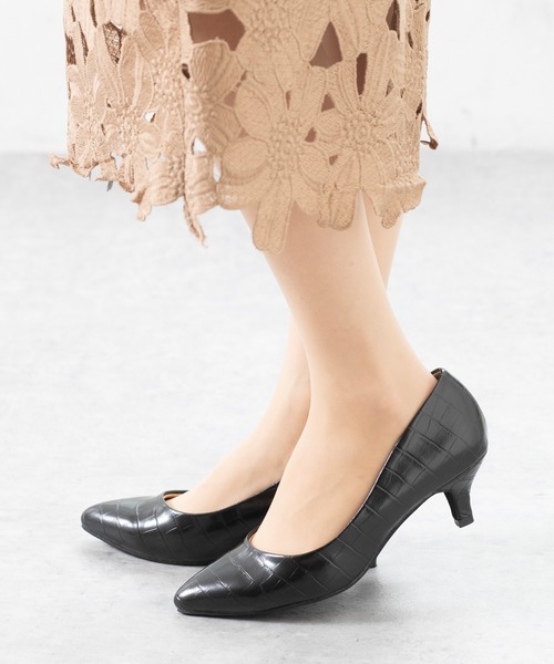menue(メヌエ)の「ポインテッドトゥ ミドルヒールパンプス(パンプス・レディース・レモンイエロー/ガンメタ/ブラック/グレイッシュベージュ/ピンク/ネイビー/キャメル/パイソン/ブルー系その他/マスタード/ゴールド/ライトブルー/レッド/グレー/ブラック系その他2/ブラック系その他/サーモンピンク/テラコッタ/オリーブ/ピンクベージュ/アイボリー/モスグリーン/ホワイト/その他/ライトグレー/グレー系その他/レッド系その他/ラベンダー/ブラウン系その他/ピンク系その他3/グレー系その他2/ピンク系その他/グリーン系その他/ピンク系その他2/マジェンタ/シルバー/グレー系その他5/ホワイト系その他/グレー系その他4/ブラック系その他3/グレー系その他3/ブラック系その他4/グレー系その他6/レッド系/ベージュ系その他2・24.5cm/24.0cm/22.5cm/25.5cm/26.0cm/25.0cm/23.0cm/23.5cm/22.0cm/21.5cm/21.0cm)」の7枚目の写真
