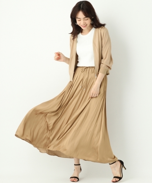 A part by(アパートバイ)の「サテンギャザーマキシスカート 757071 (スカート・レディース・イエロー/ネイビー/テラコッタ/ベージュ・FREE)」の5枚目の写真