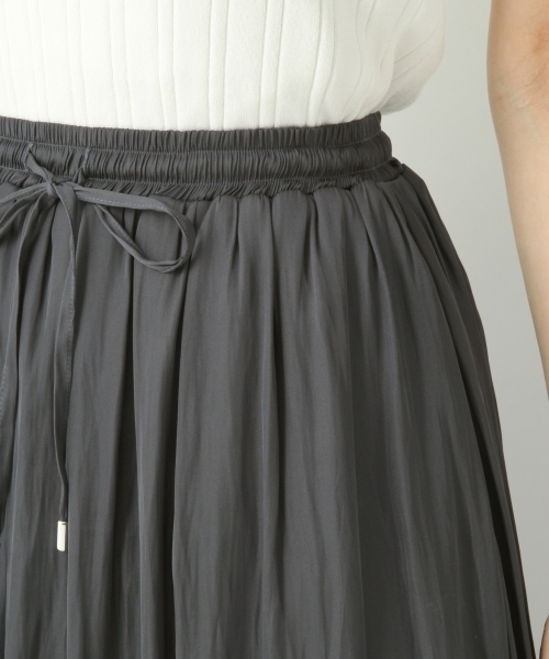 A part by(アパートバイ)の「サテンギャザーマキシスカート 757071 (スカート・レディース・イエロー/ネイビー/テラコッタ/ベージュ・FREE)」の10枚目の写真