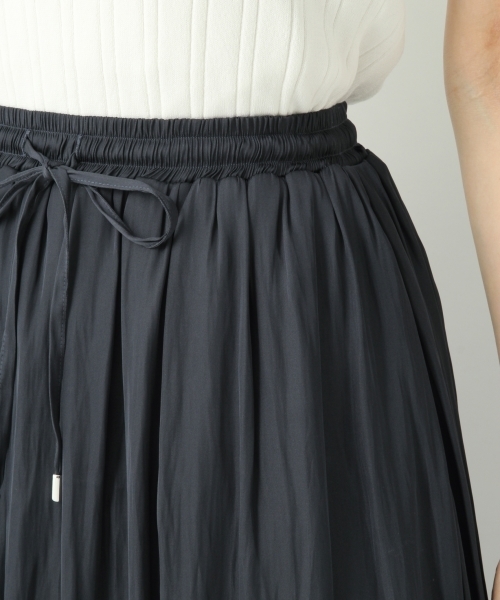 A part by(アパートバイ)の「サテンギャザーマキシスカート 757071 (スカート・レディース・イエロー/ネイビー/テラコッタ/ベージュ・FREE)」の18枚目の写真