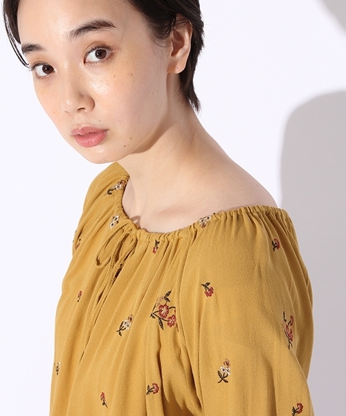 Niko and… レーヨンフラワー刺繍スモックブラウス niko and（ニコアンド）の「レーヨンフラワー刺繍スモック