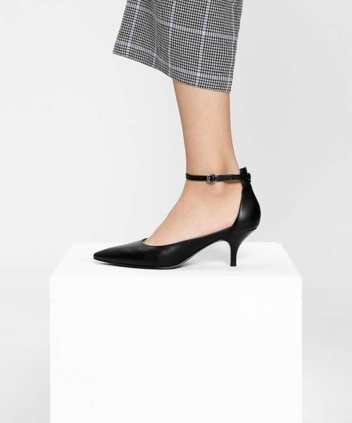 CHARLES & KEITH(チャールズ & キース)の「ポインテッドアンクルストラップヒール / Pointed Ankle Strap Heels(サンダル・レディース・ブラック/ライトベージュ/ブラック系その他2・23cm/23.5cm/24.5cm/25cm)」の4枚目の写真