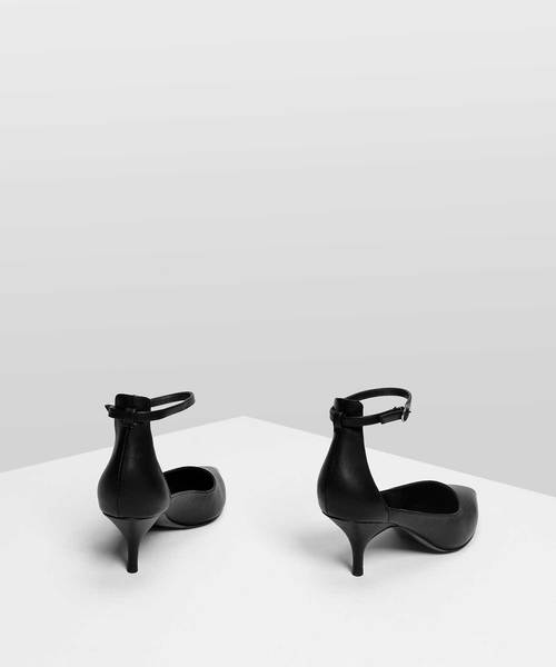 CHARLES & KEITH(チャールズ & キース)の「ポインテッドアンクルストラップヒール / Pointed Ankle Strap Heels(サンダル・レディース・ブラック/ライトベージュ/ブラック系その他2・23cm/23.5cm/24.5cm/25cm)」の6枚目の写真