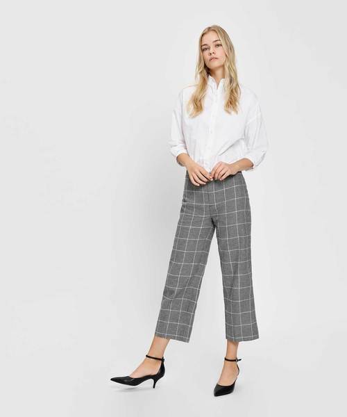 CHARLES & KEITH(チャールズ & キース)の「ポインテッドアンクルストラップヒール / Pointed Ankle Strap Heels(サンダル・レディース・ブラック/ライトベージュ/ブラック系その他2・23cm/23.5cm/24.5cm/25cm)」の8枚目の写真