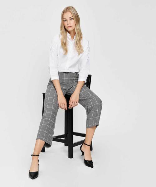 CHARLES & KEITH(チャールズ & キース)の「ポインテッドアンクルストラップヒール / Pointed Ankle Strap Heels(サンダル・レディース・ブラック/ライトベージュ/ブラック系その他2・23cm/23.5cm/24.5cm/25cm)」の9枚目の写真