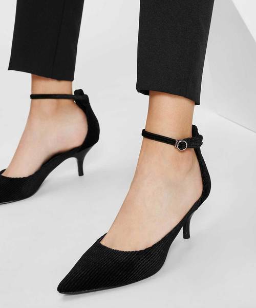 CHARLES & KEITH(チャールズ & キース)の「ポインテッドアンクルストラップヒール / Pointed Ankle Strap Heels(サンダル・レディース・ブラック/ライトベージュ/ブラック系その他2・23cm/23.5cm/24.5cm/25cm)」の10枚目の写真