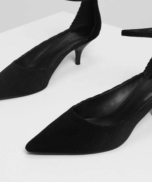 CHARLES & KEITH(チャールズ & キース)の「ポインテッドアンクルストラップヒール / Pointed Ankle Strap Heels(サンダル・レディース・ブラック/ライトベージュ/ブラック系その他2・23cm/23.5cm/24.5cm/25cm)」の13枚目の写真