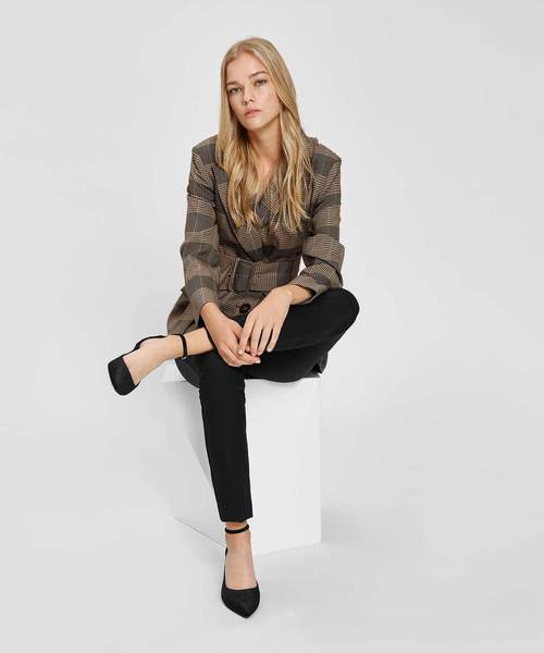 CHARLES & KEITH(チャールズ & キース)の「ポインテッドアンクルストラップヒール / Pointed Ankle Strap Heels(サンダル・レディース・ブラック/ライトベージュ/ブラック系その他2・23cm/23.5cm/24.5cm/25cm)」の14枚目の写真