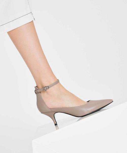 CHARLES & KEITH(チャールズ & キース)の「ポインテッドアンクルストラップヒール / Pointed Ankle Strap Heels(サンダル・レディース・ブラック/ライトベージュ/ブラック系その他2・23cm/23.5cm/24.5cm/25cm)」の16枚目の写真