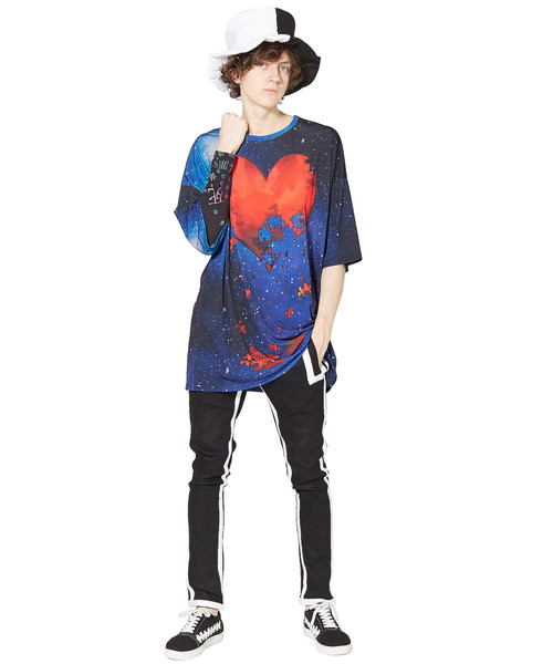 ankoROCK（アンコロック）の「宇宙柄退廃ハートＴシャツ -メガビッグ-（Tシャツ/カットソー・メンズ・A・ONE SIZE）」の9枚目の写真