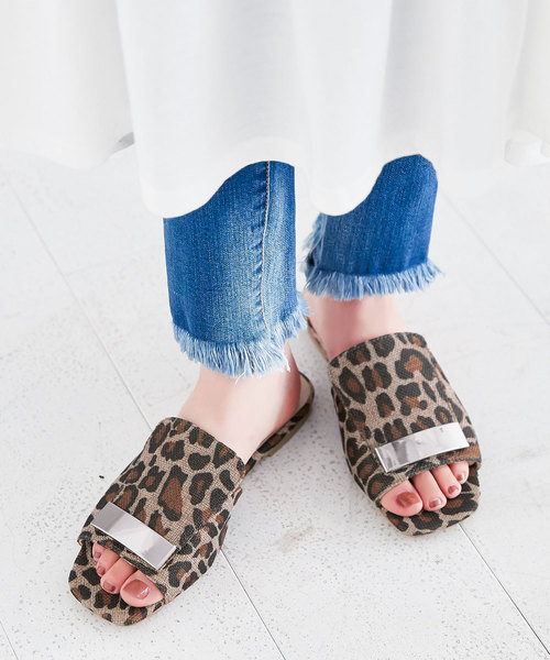 KOBE LETTUCE（コウベレタス）の「スクエアモチーフ金具付き甲深フラットサンダル（サンダル・レディース・ホワイト/ブラック/シルバー/ブルー系その他/レオパード・LL/S/M/L）」の9枚目の写真