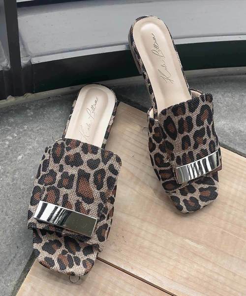 KOBE LETTUCE（コウベレタス）の「スクエアモチーフ金具付き甲深フラットサンダル（サンダル・レディース・ホワイト/ブラック/シルバー/ブルー系その他/レオパード・LL/S/M/L）」の22枚目の写真