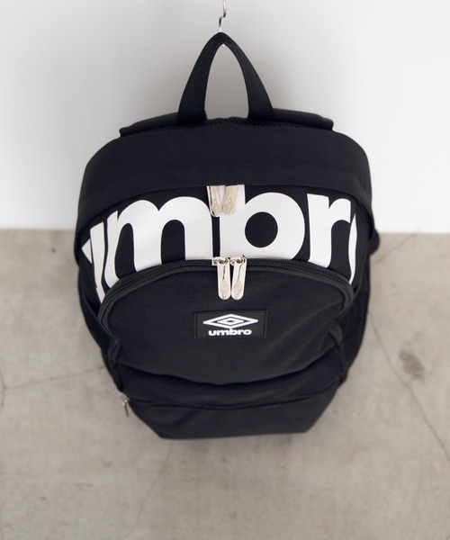 UMBRO(アンブロ)の「∴WEGO/UMBRO別注ラバーロゴデイパック(バックパック/リュック・メンズ・ブラック/ブラック系その他・FREE)」の11枚目の写真