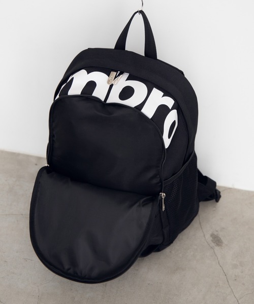 UMBRO(アンブロ)の「∴WEGO/UMBRO別注ラバーロゴデイパック(バックパック/リュック・メンズ・ブラック/ブラック系その他・FREE)」の12枚目の写真