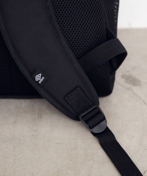 UMBRO(アンブロ)の「∴WEGO/UMBRO別注ラバーロゴデイパック(バックパック/リュック・メンズ・ブラック/ブラック系その他・FREE)」の15枚目の写真
