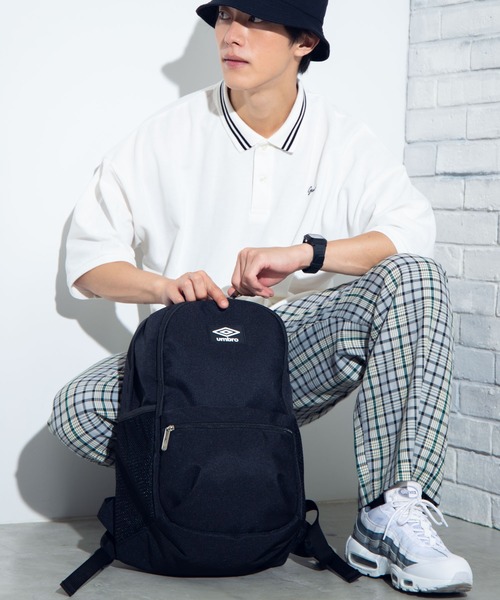 UMBRO(アンブロ)の「∴WEGO/UMBRO別注ラバーロゴデイパック(バックパック/リュック・メンズ・ブラック/ブラック系その他・FREE)」の16枚目の写真