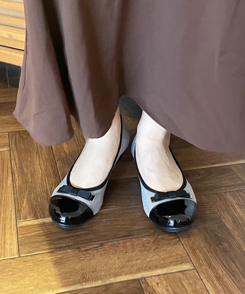 shopnikoniko(ショップニコニコ)の「日本製 バレエシューズ バイカラー リボン エナメル(バレエシューズ・レディース・ネイビー/グレー/ブラック/ワインレッド/グレー系その他/ベージュ系その他/レオパード/ベージュ・23.5/22/22.5/24.5/23/24)」の3枚目の写真