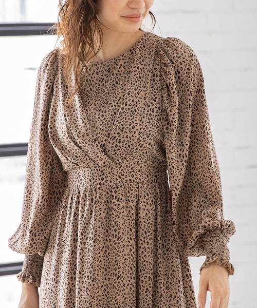 &. NOSTALGIA（アンドドットノスタルジア）の「レオパード柄タック袖