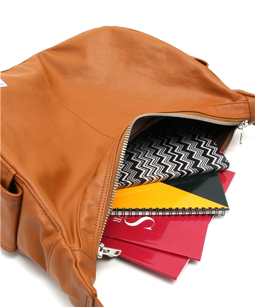 PORTER（ポーター）の「PORTER FREE STYLE SHOULDER BAG M <B印 YOSHIDA SELECT>（ショルダーバッグ・メンズ・ブラック/ブラウン系その他/ブラウン・ONE SIZE）」の6枚目の写真