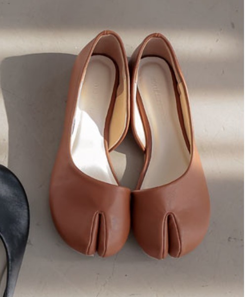 KOBE LETTUCE（コウベレタス）の「足袋サイドカットフラットパンプス（パンプス・レディース・ブラック/キャメル/ホワイト/ベージュ・L/S/LL/M）」の4枚目の写真