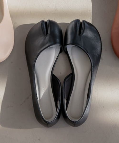 KOBE LETTUCE（コウベレタス）の「足袋サイドカットフラットパンプス（パンプス・レディース・ブラック/キャメル/ホワイト/ベージュ・L/S/LL/M）」の2枚目の写真