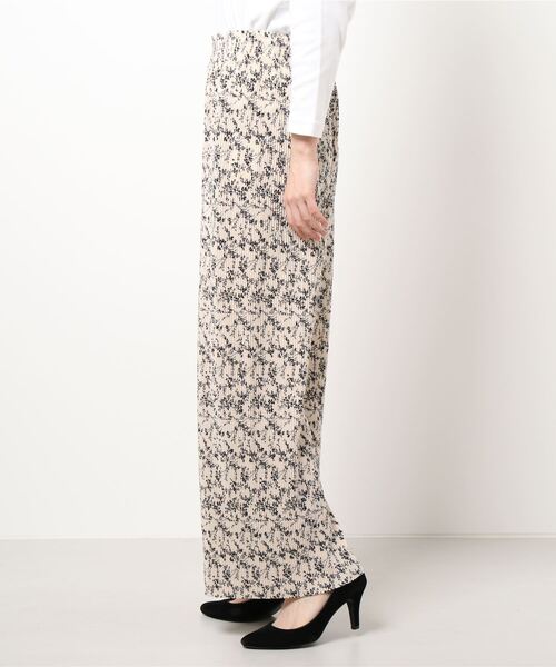 CHARM BERRY TIC(チャームベリーチック)の「花柄クリスタルプリーツパンツ(その他パンツ・レディース・ホワイト×ブラック/ブラック×ホワイト・M)」の9枚目の写真