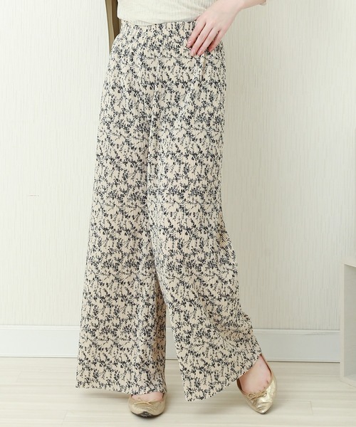 CHARM BERRY TIC(チャームベリーチック)の「花柄クリスタルプリーツパンツ(その他パンツ・レディース・ホワイト×ブラック/ブラック×ホワイト・M)」の2枚目の写真