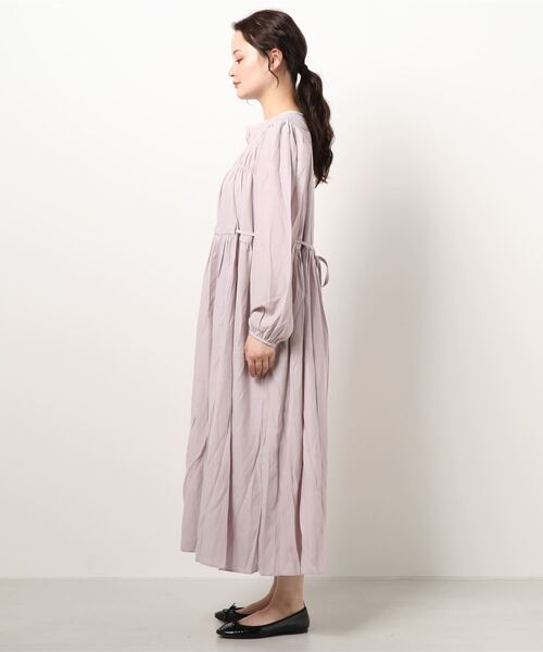 BLUEEAST(ブルーイースト)の「シャーリングシフォンロングワンピース(ワンピース・レディース・ラベンダー/アイボリー/ブラック・MEDIUM)」の6枚目の写真