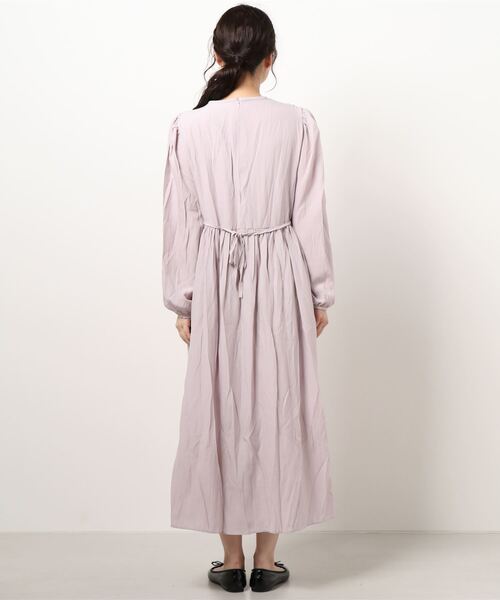 BLUEEAST(ブルーイースト)の「シャーリングシフォンロングワンピース(ワンピース・レディース・ラベンダー/アイボリー/ブラック・MEDIUM)」の4枚目の写真