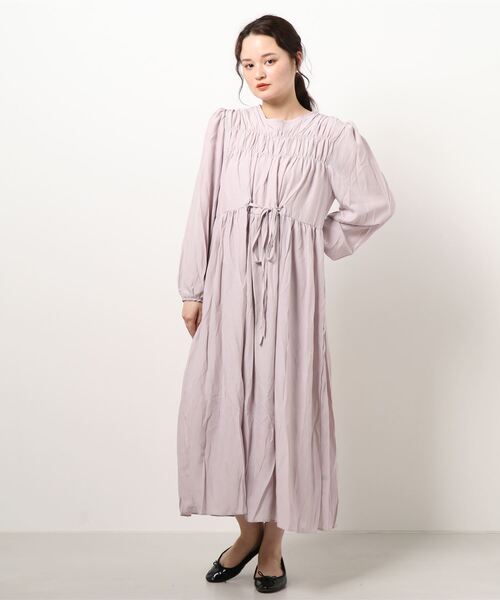 BLUEEAST(ブルーイースト)の「シャーリングシフォンロングワンピース(ワンピース・レディース・ラベンダー/アイボリー/ブラック・MEDIUM)」の5枚目の写真