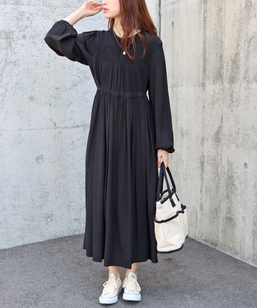 BLUEEAST(ブルーイースト)の「シャーリングシフォンロングワンピース(ワンピース・レディース・ラベンダー/アイボリー/ブラック・MEDIUM)」の1枚目の写真