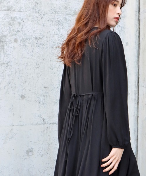 BLUEEAST(ブルーイースト)の「シャーリングシフォンロングワンピース(ワンピース・レディース・ラベンダー/アイボリー/ブラック・MEDIUM)」の12枚目の写真