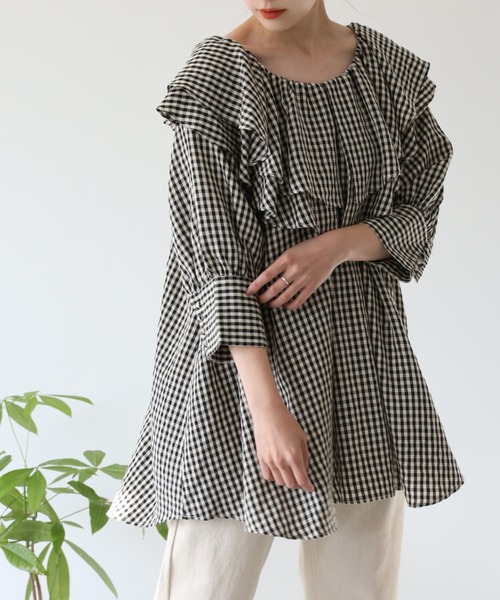 one after another NICE CLAUP（ワンアフターアナザーナイスクラップ）の「ラッフルフリルブラウス（シャツ/ブラウス・レディース・オフホワイト/ブラック/ブラック系その他/グリーン/コーラルピンク・FREE）」の3枚目の写真