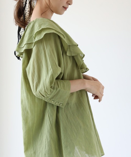 one after another NICE CLAUP（ワンアフターアナザーナイスクラップ）の「ラッフルフリルブラウス（シャツ/ブラウス・レディース・オフホワイト/ブラック/ブラック系その他/グリーン/コーラルピンク・FREE）」の4枚目の写真