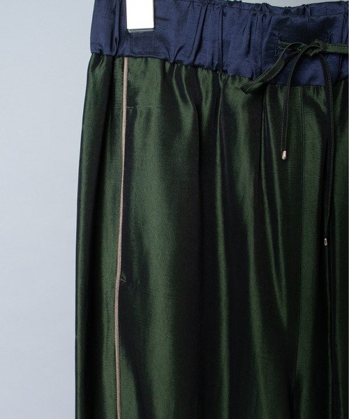 Fantastic Days(ファンタスティックデイズ)の「【 FANTASTICDAYS / ファンタスティックデイズ 】 トリアセテート サイドラインパンツ(その他パンツ・レディース・ベージュ/グリーン・40/36/38)」の2枚目の写真