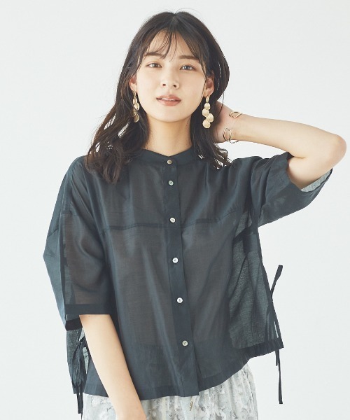 abahouse mavie（アバハウスマヴィ）の「【販売店舗限定】サイドリボンシアーショートシャツ（シャツ/ブラウス・レディース・ブラック/グレイッシュベージュ/ライム/ブルー・フリー）」の2枚目の写真