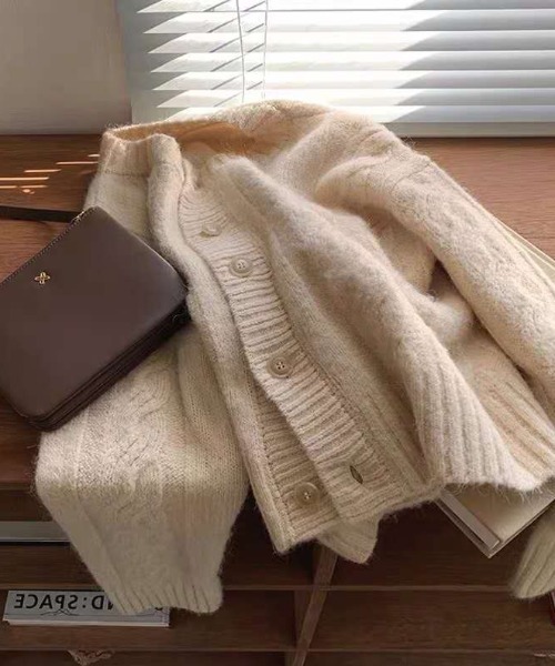 ABITOKYO（アビトーキョー）の「ケーブルニットカーディガン（カーディガン/ボレロ・レディース・ベージュ/モカ/パープル/マスタード/ネイビー/オレンジ/ダークグリーン/ボルドー/グレー・FREE）」の20枚目の写真