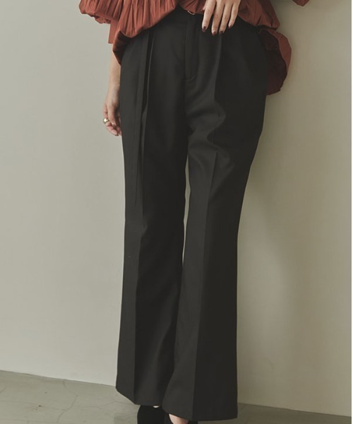 anuans（アニュアンス）の「センタープレスフレアパンツ