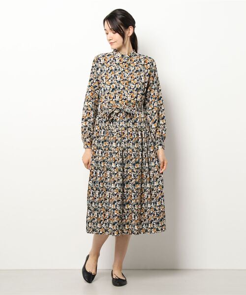 Te chichi TERRASSE（テチチテラス）の「プリントプリーツ切替ワンピース（ワンピース・レディース・ブラック/ネイビー/マスタード/モカ・ﾌﾘ-）」の7枚目の写真