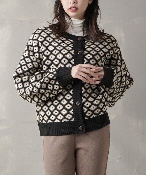 SPINNS（スピンズ）の「【2WAY仕様】小紋柄ショート丈 ジャガードクルーネックカーディガン（カーディガン/ボレロ・レディース・ホワイト×ブラック/ブラック×ホワイト/ホワイト×ネイビー・ONESIZE）」の3枚目の写真