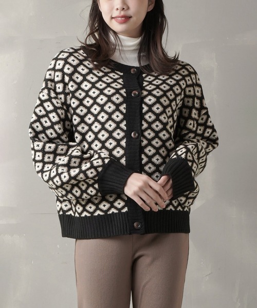 SPINNS（スピンズ）の「【2WAY仕様】小紋柄ショート丈 ジャガードクルーネックカーディガン（カーディガン/ボレロ・レディース・ホワイト×ブラック/ブラック×ホワイト/ホワイト×ネイビー・ONESIZE）」の6枚目の写真